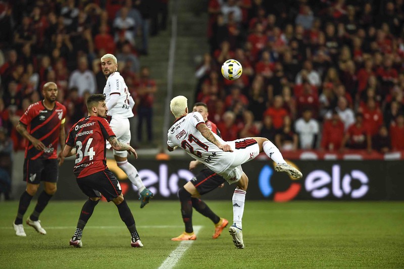 golaço de Pedro Flamengo vence o Athletico PR e avança na Copa do