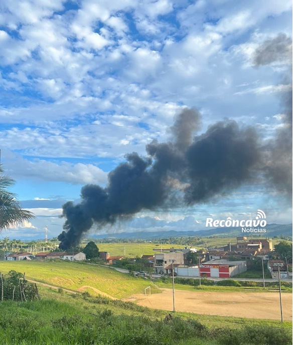 Irresponsabilidade Homem Coloca Fogo Em Pneus E Fuma A Causa