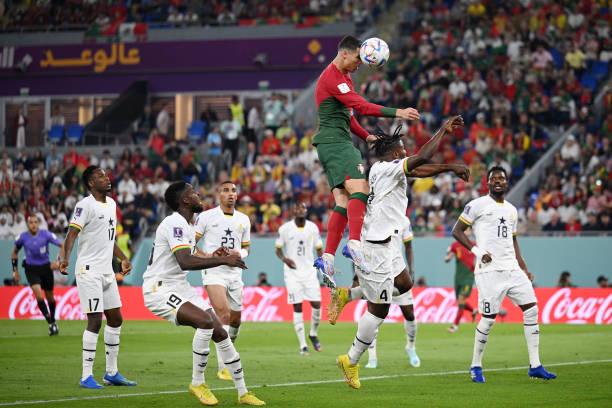 Cristiano Ronaldo salta muito alto e põe a cabeça acima do travessão em  lance contra Gana - Futebol - R7 Copa do Mundo